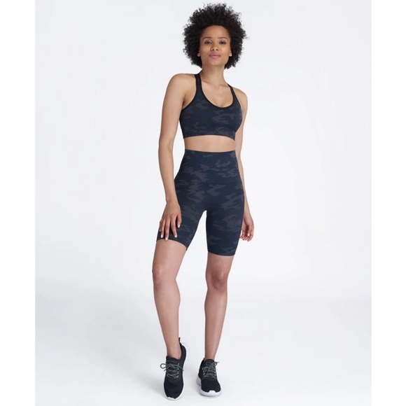 New SPANX Look at Me Now Biker Shorts in Black Camo Size Large - Picture 1 of 9